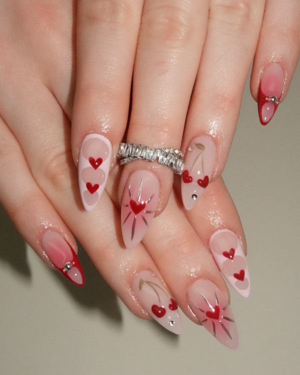 Fertiges Nageldesign von Atelier Q einem Nagelstudio das auch Nagelschulungen anbietet.