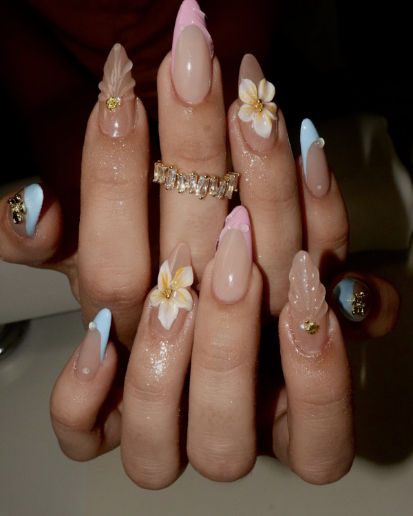 Fertiges Nageldesign von Atelier Q einem Nagelstudio das auch Nagelschulungen anbietet.