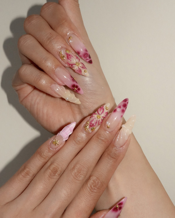 Fertiges Nageldesign von Atelier Q einem Nagelstudio das auch Nagelschulungen anbietet.